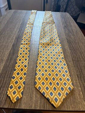 Van Heusen Yellow and Blue Diamond Pattern Silk Tie